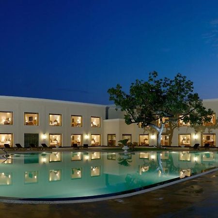 Hotel The Lalit Traveller Khajurāho Exterior foto