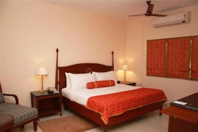 Hotel The Lalit Traveller Khajurāho Exterior foto