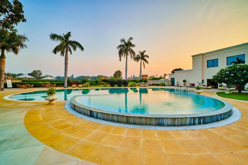 Hotel The Lalit Traveller Khajurāho Exterior foto