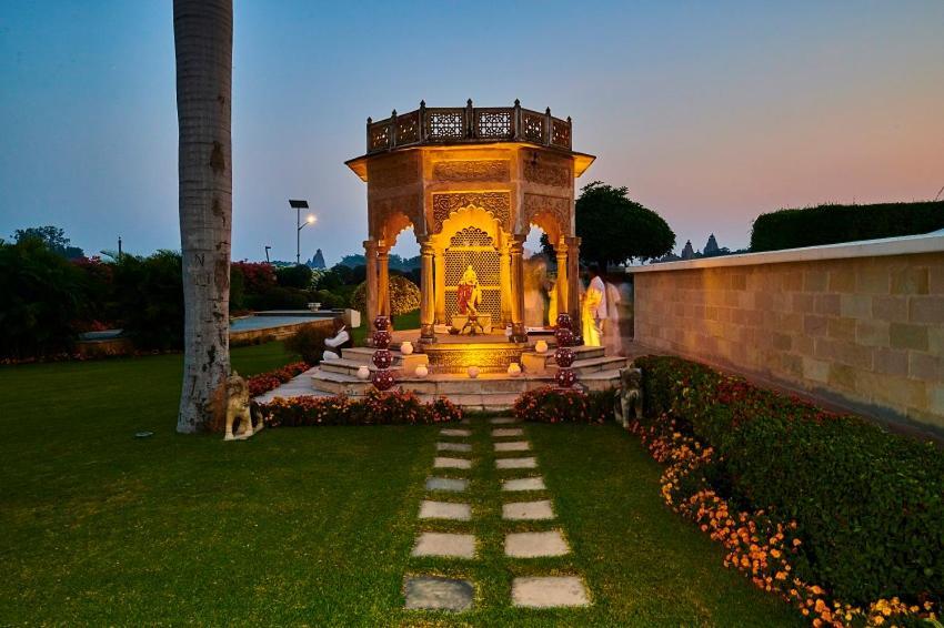 Hotel The Lalit Traveller Khajurāho Exterior foto