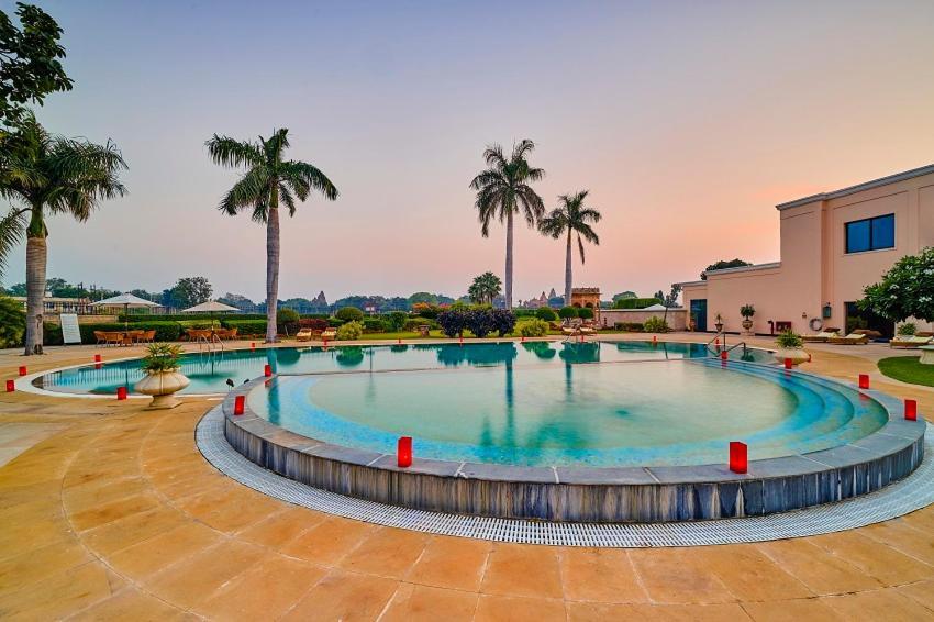 Hotel The Lalit Traveller Khajurāho Exterior foto