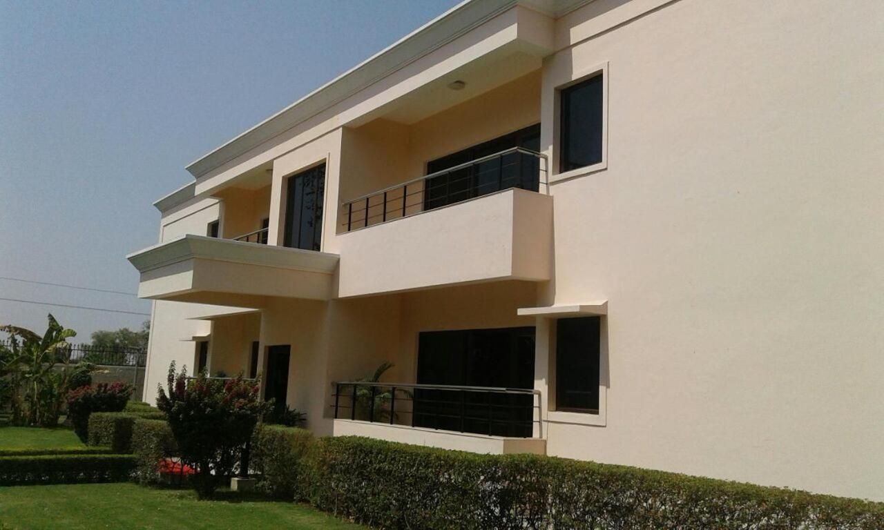 Hotel The Lalit Traveller Khajurāho Exterior foto