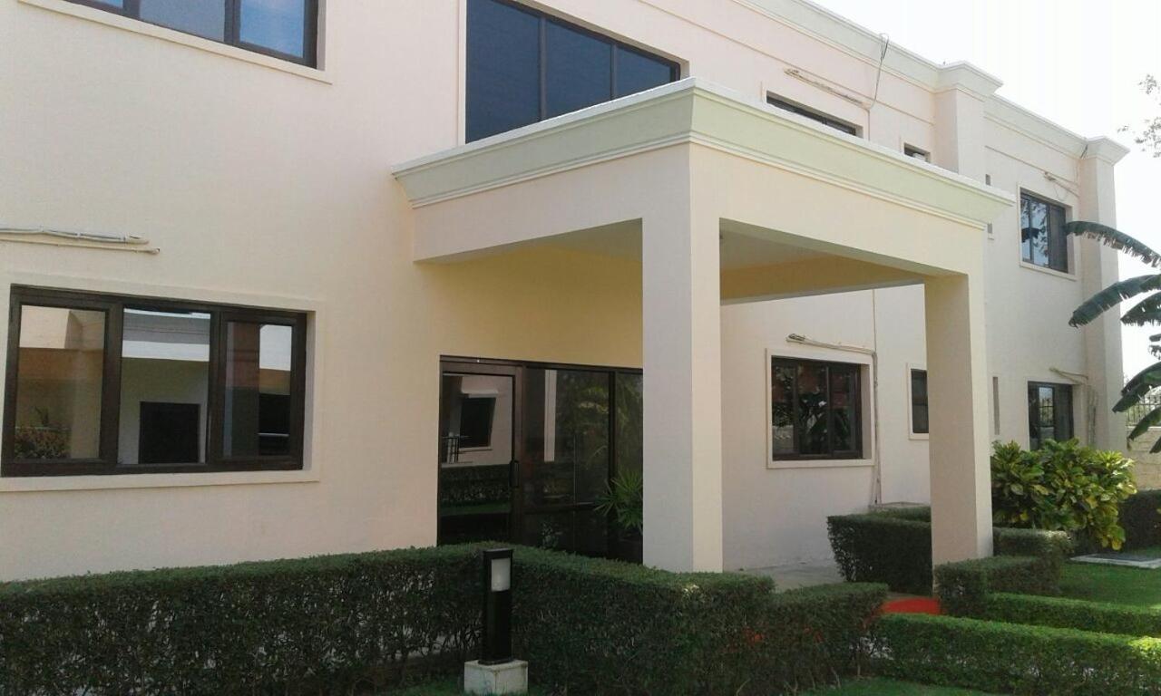 Hotel The Lalit Traveller Khajurāho Exterior foto