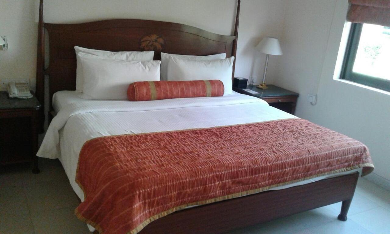 Hotel The Lalit Traveller Khajurāho Exterior foto