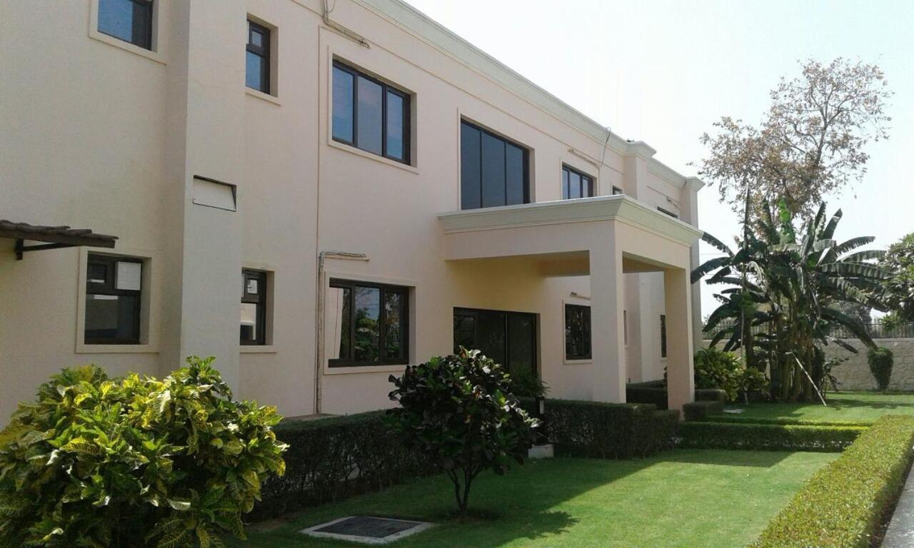 Hotel The Lalit Traveller Khajurāho Exterior foto
