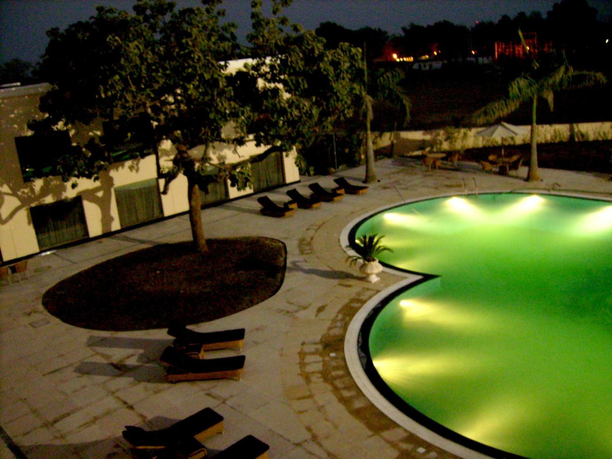 Hotel The Lalit Traveller Khajurāho Exterior foto