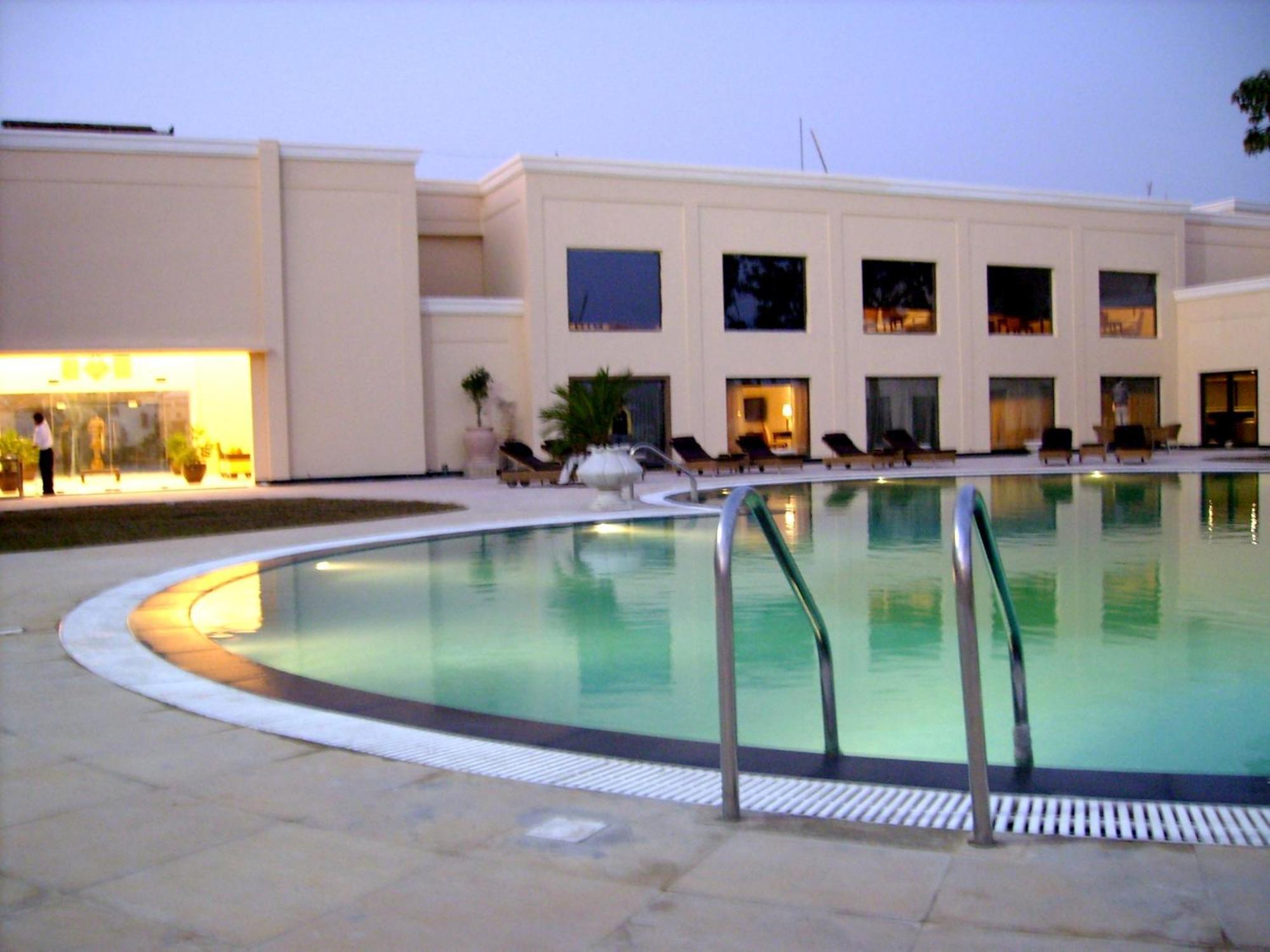 Hotel The Lalit Traveller Khajurāho Exterior foto