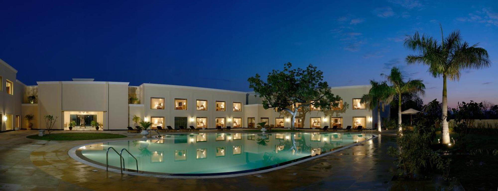 Hotel The Lalit Traveller Khajurāho Exterior foto