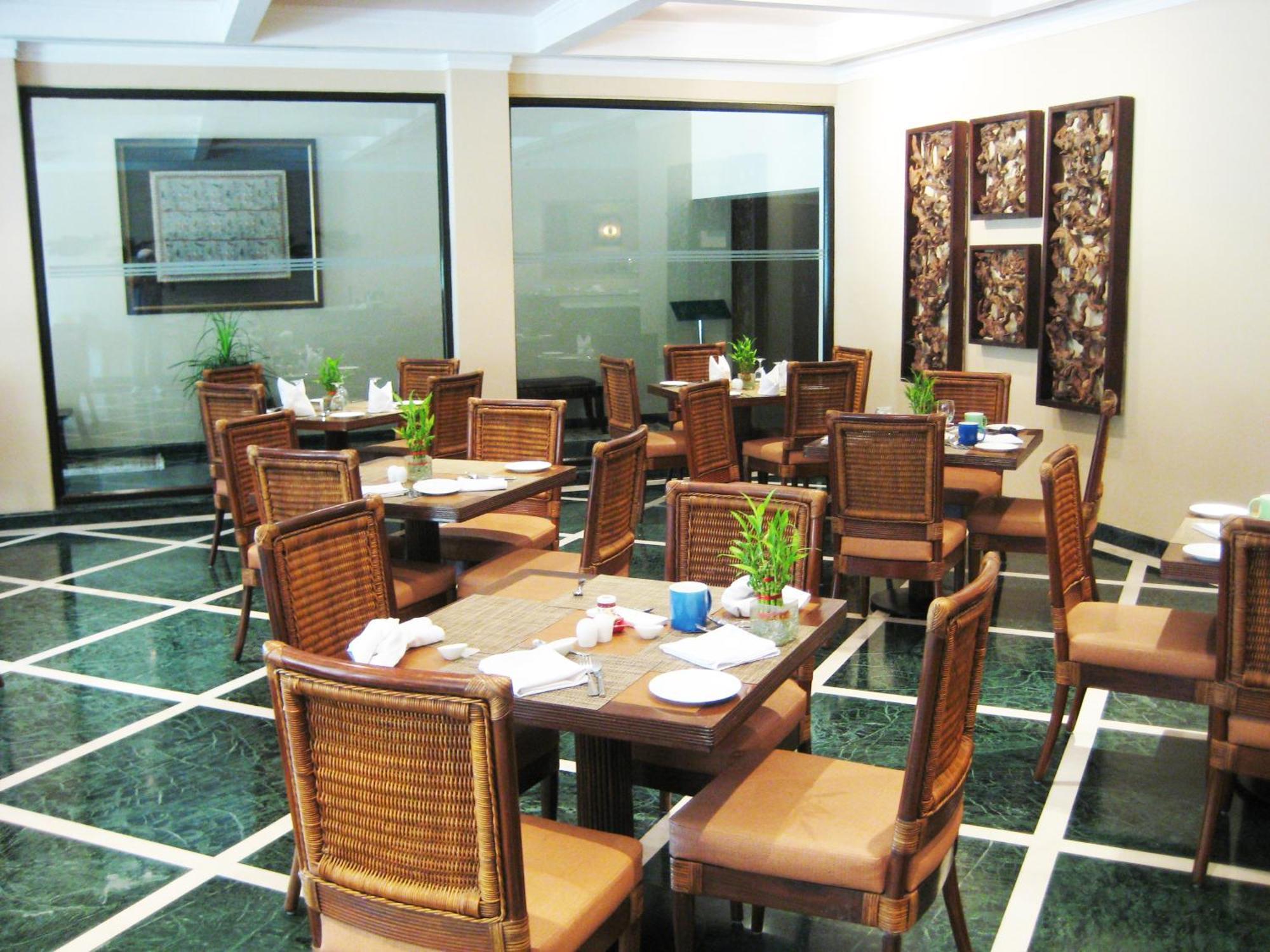 Hotel The Lalit Traveller Khajurāho Exterior foto
