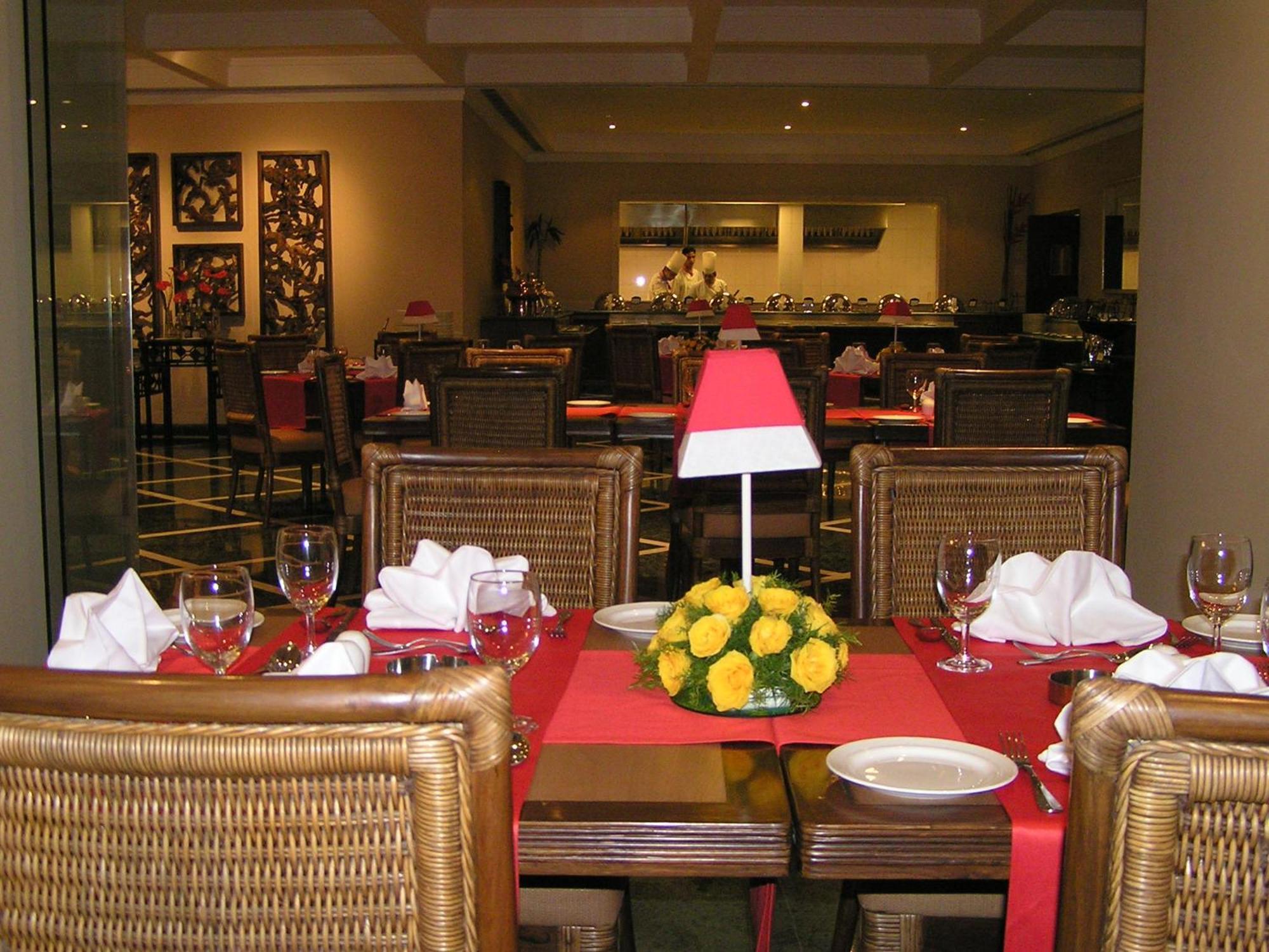 Hotel The Lalit Traveller Khajurāho Exterior foto