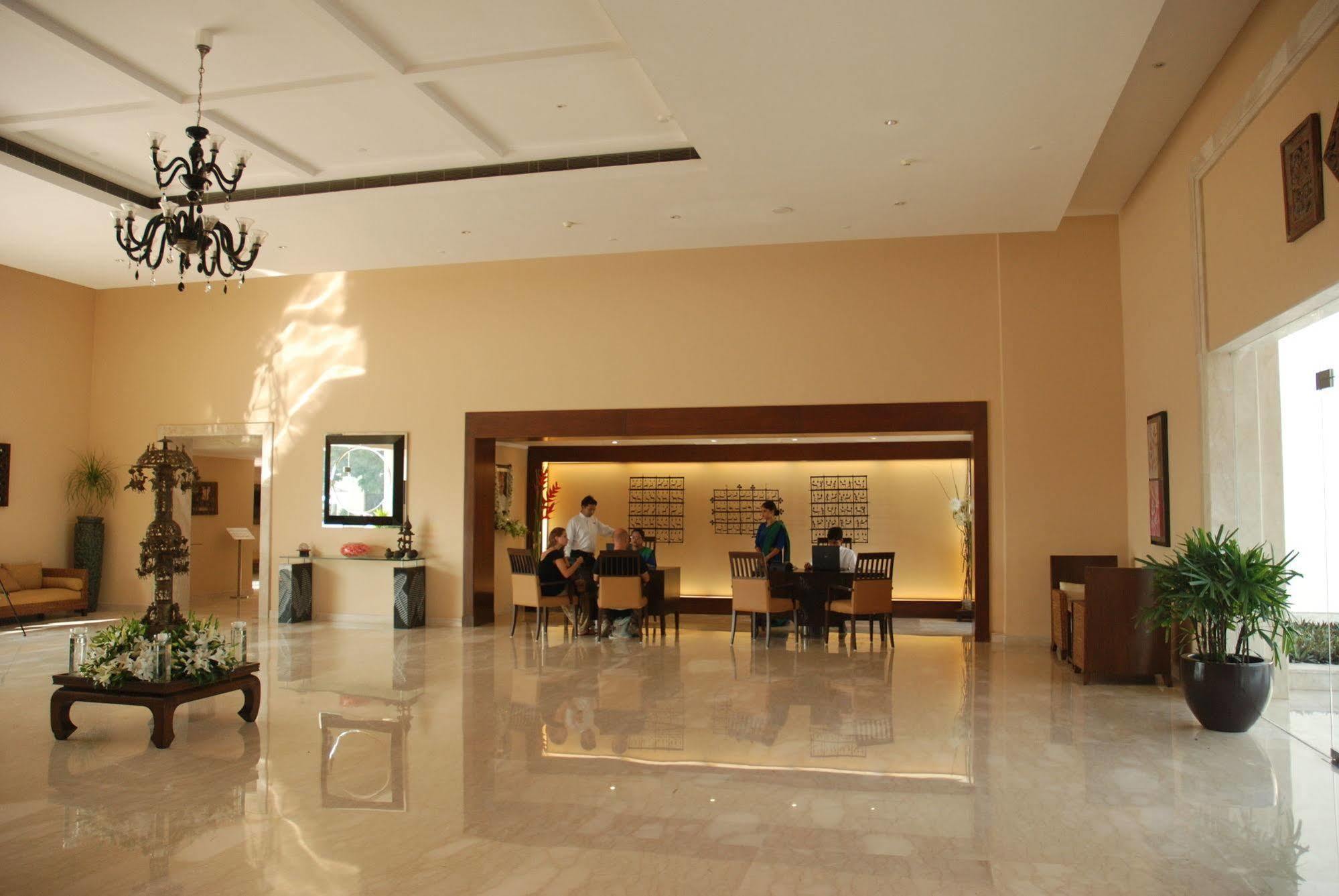 Hotel The Lalit Traveller Khajurāho Exterior foto
