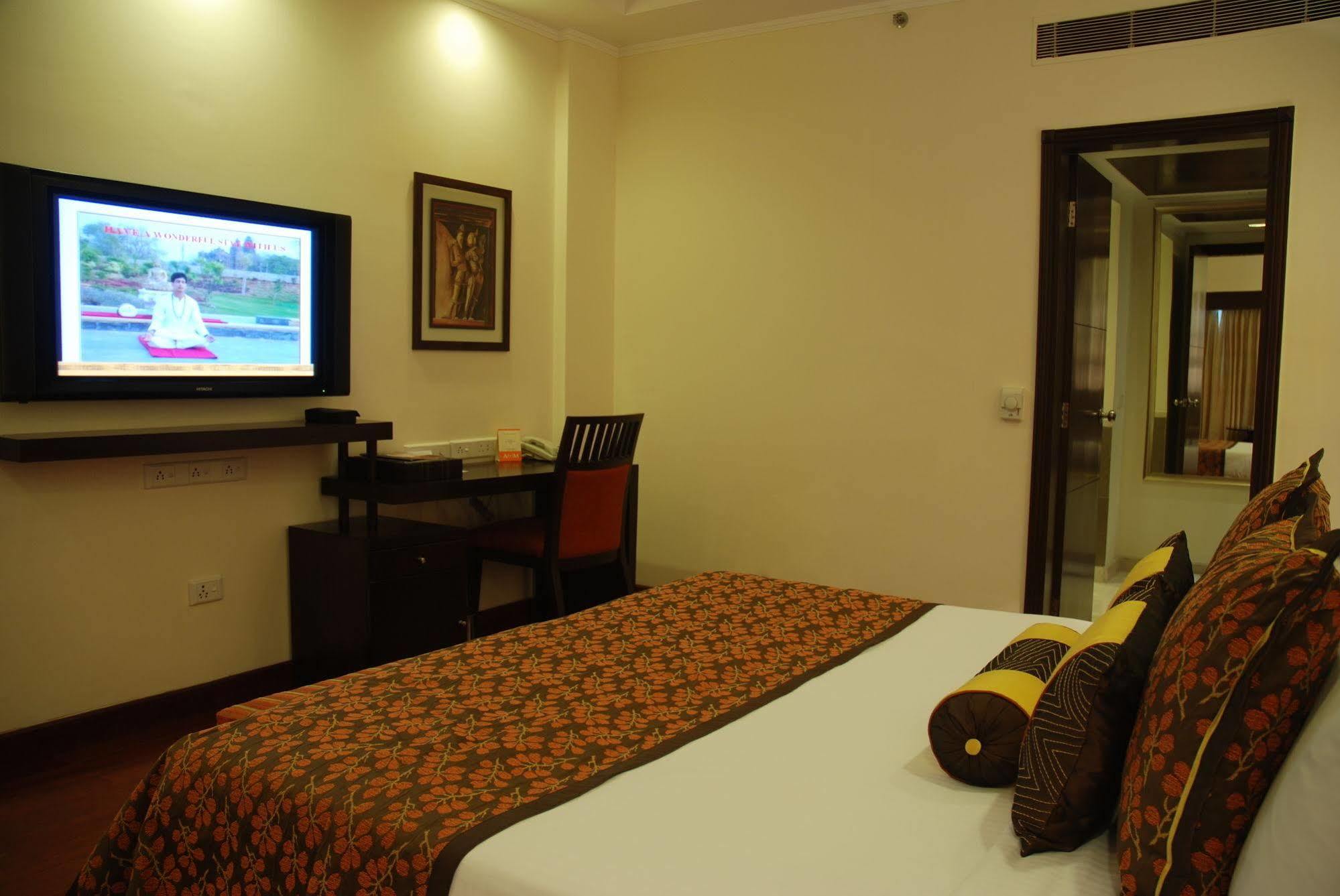 Hotel The Lalit Traveller Khajurāho Exterior foto