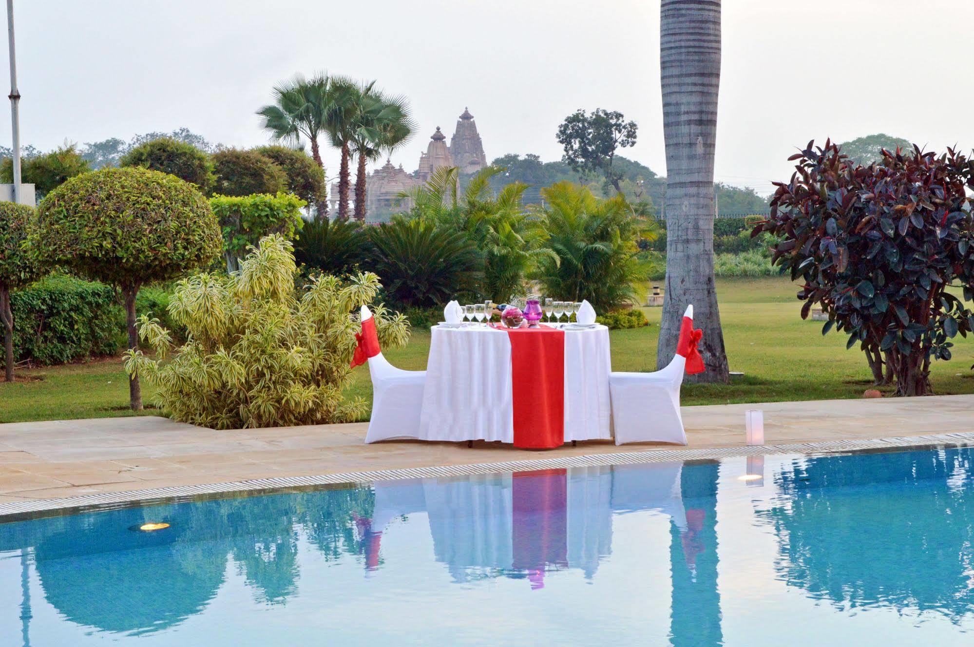 Hotel The Lalit Traveller Khajurāho Exterior foto